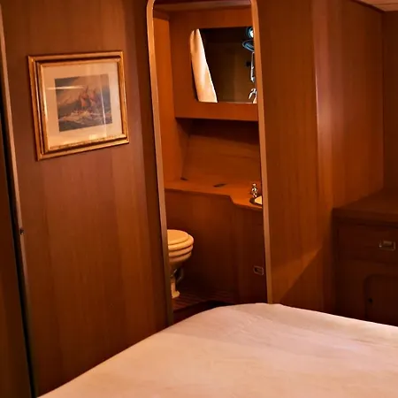 Yacht Shalimar Iv Botel Canneto (Lipari)